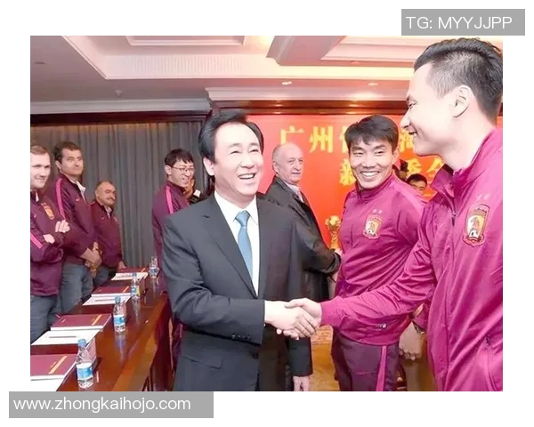 与足球明星亲密合影的美好瞬间分享与回忆